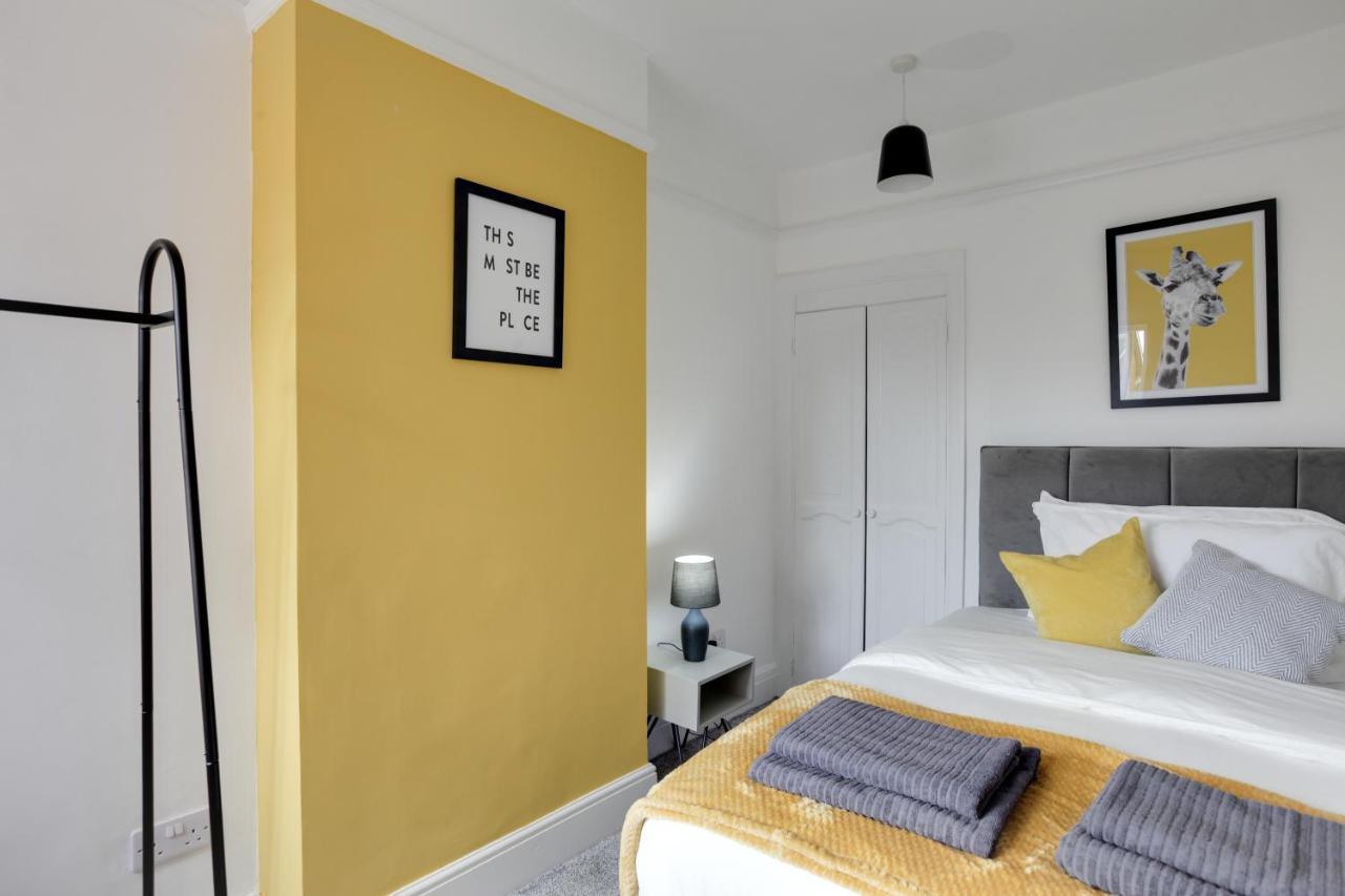 Spacious Three Bedroom House - Free Parking & Wifi Τσέλμσφορντ Εξωτερικό φωτογραφία